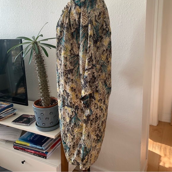 Rützou 100% Silk dress; beautiful and unusual print; ruffled front neckline - Picture 9 of 15